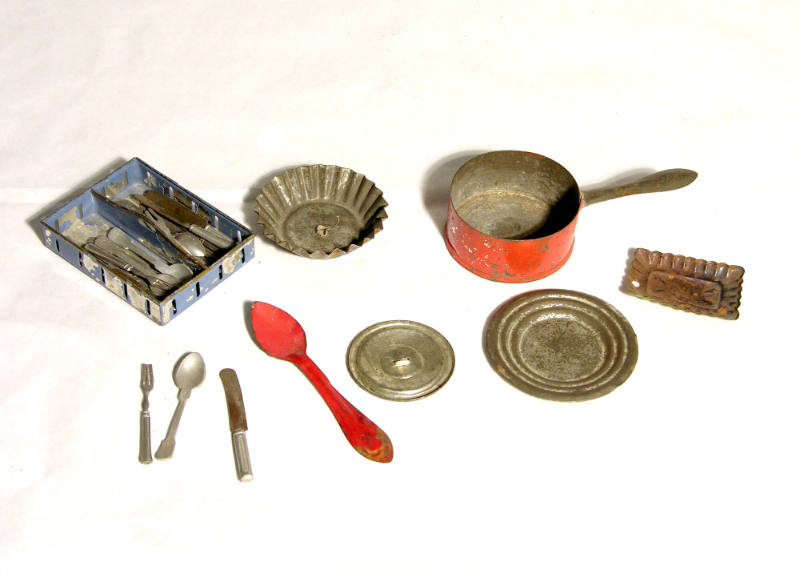 Miscellaneous toy tableware