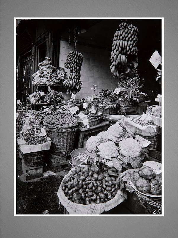 Boutique de fruits et légumes, Rue Mouffetard (Fruit and Vegetable Market, Mouffetard Street)