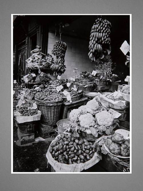 Boutique de fruits et légumes, Rue Mouffetard (Fruit and Vegetable Market, Mouffetard Street)