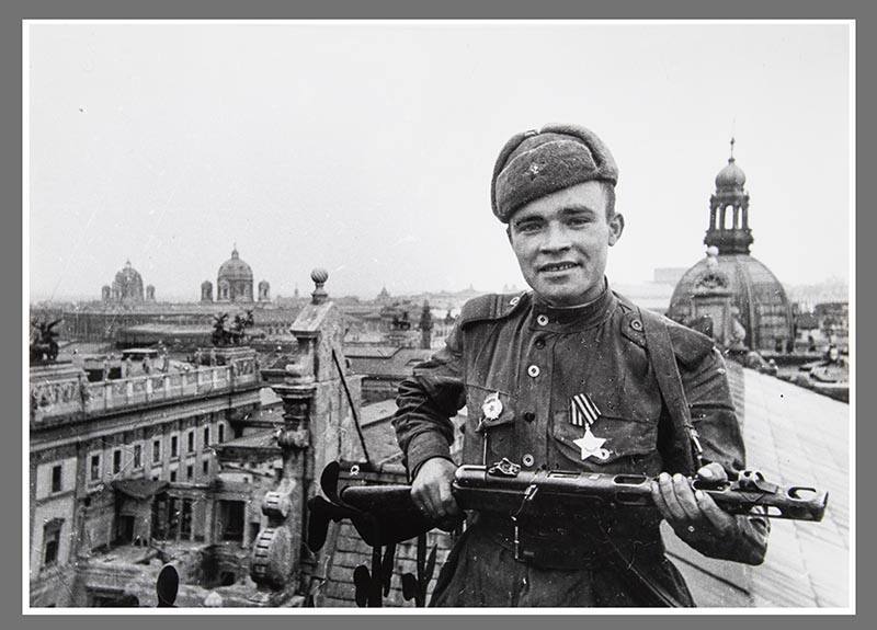 Soldier with machine gun