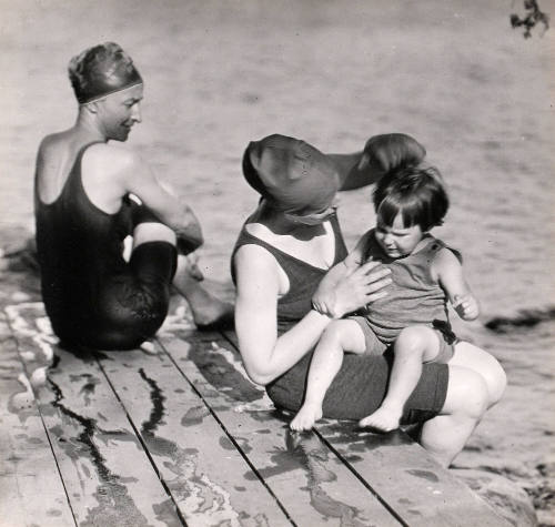 Untitled (Georgia O'Keeffe with Marie Rapp Boursault and her daughter Yvonne Boursault)