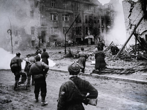 Soldiers in ruins of Tkwh