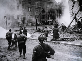 Soldiers in ruins of Tkwh