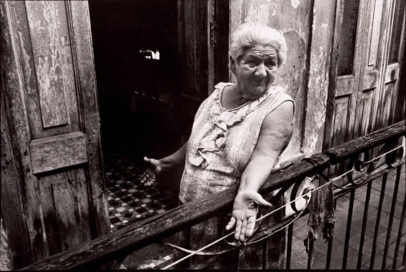 Gente de la Habana Sieja (Woman with Arm on Railing)