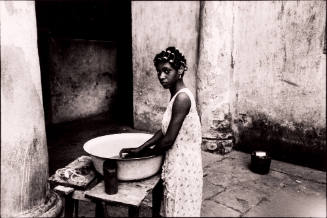 Gente de la Habana Sieja (Woman with a Wash Basin)