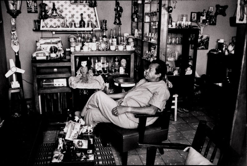 Gente de la Habana Sieja (Man in Chair)