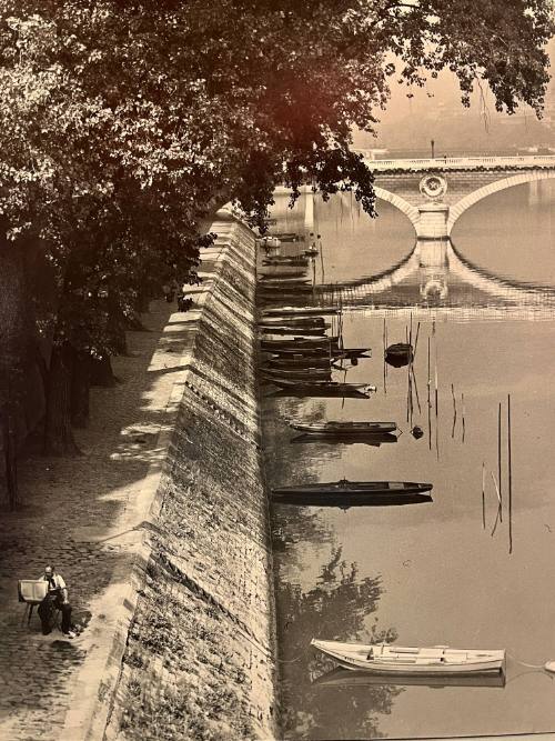 Artist on Quai Bourbon Ile Sant Louis- Paris