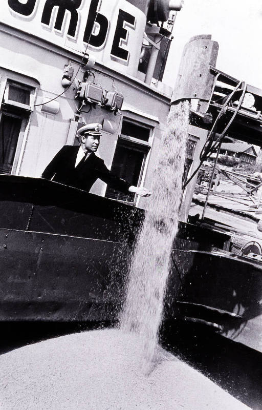 Loading grain on ship in Volgrad
