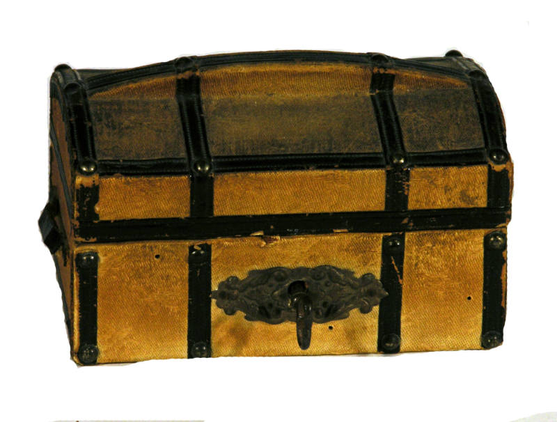 Miniature toy trunk